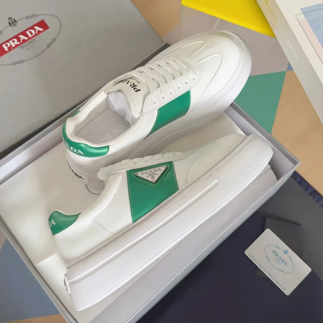 👟👟Ex-factory price 600👟👟 Couple model Prada Latest Couple model Triangle logo Thick sole Casual white shoes Sneakers Original purchase development and production This sneaker combines simple lines and distinctive details into a modern design. The leather upper presents a refined silhouette, with the Prada contrasting logo embellished on the tongue and side inserts. Exquisite packaging at the delivery counter 🛍📦 ▪️Fabric: Original custom imported cowhide material ▪️Lining: Original custom made soft sheepskin ▪️Sole: Original molded non-slip rubber outsole ▪️Sole thickness: 4CM ▪️Size: Women's 35-40 / Men's 39-45